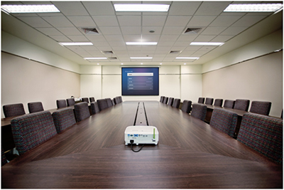 有了明基智能商务投影机，从此跟甲方开会都是自信的模样