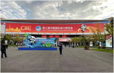 飞利浦显示器亮相第三届进博会，展示数字化视讯解决方案